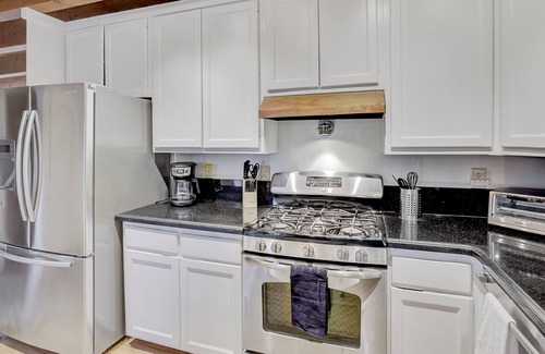 San Rafael House | 4BD Marin Retreat w/HotTub, Billiards, BBQ/Firepit