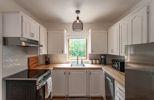 Manitoulin District Cottage | 4BED + HOTUB - Private Forest Retreat by Lake & Trail