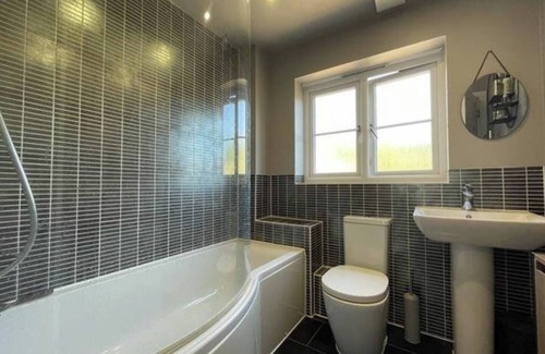 Colchester House | 4BR 2BATH Home in Colchester Perfect for Big Group