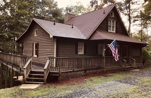 Blue Ridge Cabin | 4BR & 3.5BA Cabin near Toccoa River with Hot Tub and Game Room!
