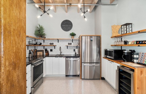 Central Hillside Condo | 4BR 4 BA Amazing Luxury Suite