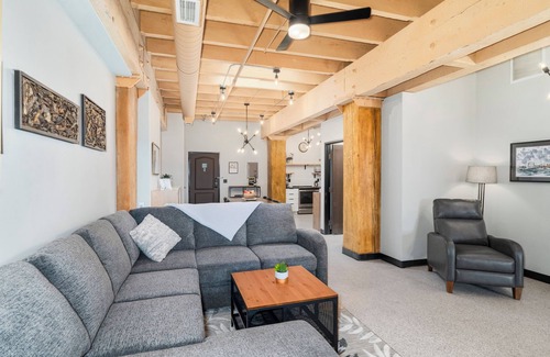 Central Hillside Condo | 4BR 4 BA Amazing Luxury Suite