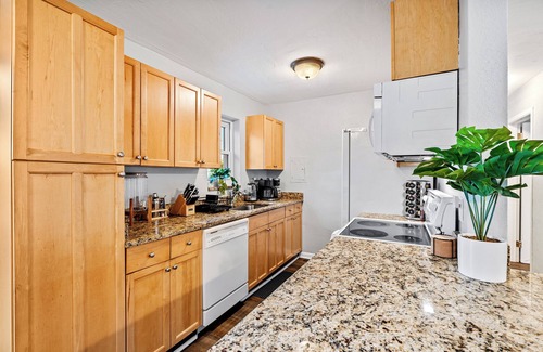 West Palm Beach Villa | 4BR Bio Hackers Retreat - Sauna - Cold Plunge - Hot Tub - Pool - Down Town 5mins