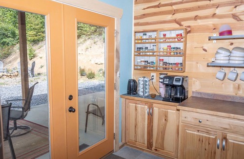 Flat Top Cabin | 4BR Cabin | Scenic Fall Views & Rafting Aventures