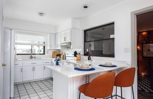 Gainesville House | 4BR Charming Home-Walk UF 2mi -Park-King Bed-Games-BBQ-Firetable-Backyard fenced