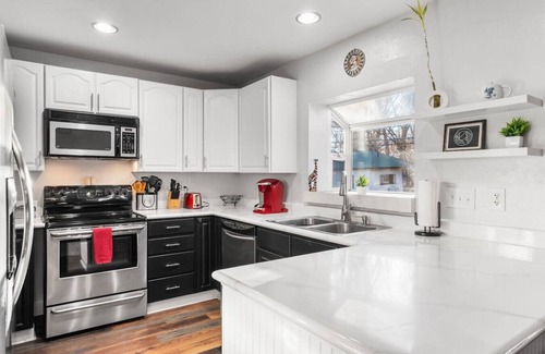 Alta Vista Area Apartment | 4BR Family Home | 2 King Beds | Firepit | BBQ | Fenced Yard