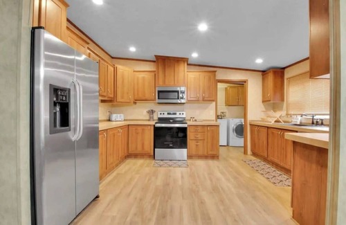 Gatlinburg - Pigeon Forge House | 4BR Family Lodge in Gatlinburg with Hot Tub