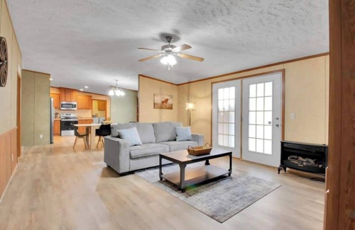 Gatlinburg - Pigeon Forge House | 4BR Family Lodge in Gatlinburg with Hot Tub