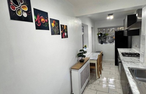 Northampton House | 4BR FamilyHome and Parking Sleeps7 Guests