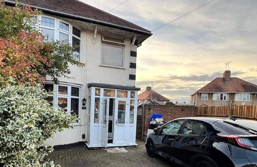 Northampton House | 4BR FamilyHome and Parking Sleeps7 Guests