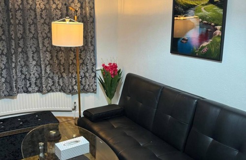 Northampton House | 4BR FamilyHome and Parking Sleeps7 Guests