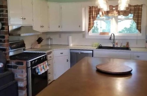 Bucksport House | 4Br Farmhouse @The Narramissic Manor with Sunrise views of Great Pond Mountain