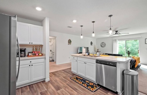 Ocala House | 4BR for Long Stays - Kitchen + Workspace + WiFi