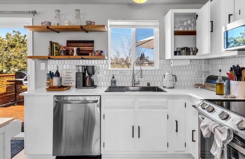 West University House | 4BR Getaway: Gym,Office & Volleyball Near Downtown