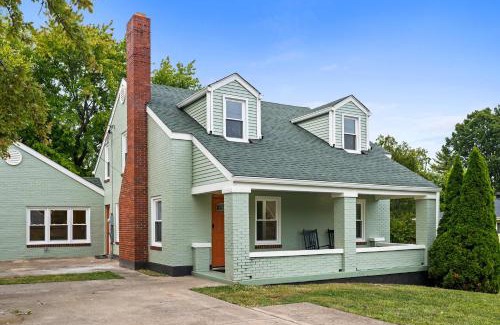 Hamilton House | 4BR Home Theater near Spooky Nook Sports Complex