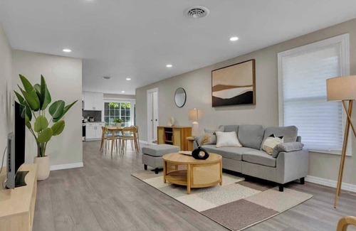 Newark House | 4BR Montrose Meadow Retreat|Laundry Room|Private Backyard|High speed Wifi #42078