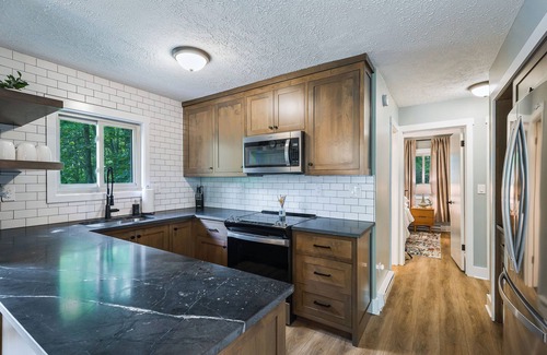 Roseland Cabin | 4BR Near Slopes Mid-Century Vibes Hot Tub Game Room Family Friendly