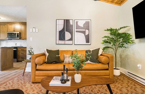 Roseland Cabin | 4BR Near Slopes Mid-Century Vibes Hot Tub Game Room Family Friendly