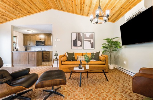 Roseland Cabin | 4BR Near Slopes Mid-Century Vibes Hot Tub Game Room Family Friendly