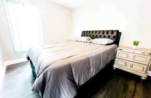 Niagara Falls House | 4BR Niagara Getaway-Prime Location