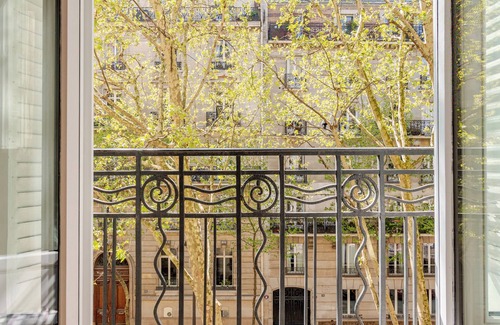 Faubourg-du-Roule Apartment | 4BR Parisian Chic Getaway - Eiffel & Seine Walks