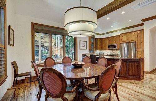 Edwards House | 4BR Plus Den Platinum Townhome, Walk to lift by RedAwning