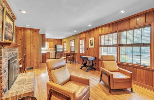 Beverly Woods House | 4BR Ranch Near Southpark | Porch + Big Backyard