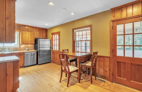 Beverly Woods House | 4BR Ranch Near Southpark | Porch + Big Backyard