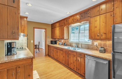Beverly Woods House | 4BR Ranch Near Southpark | Porch + Big Backyard