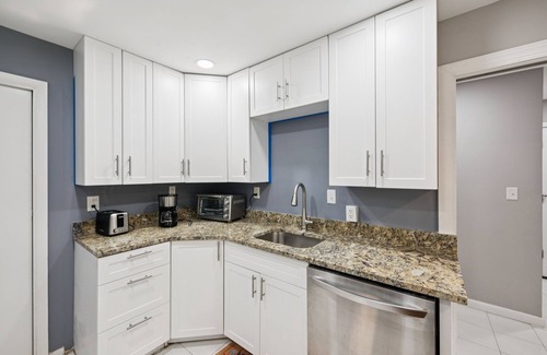 Newark House | 4br Retreat Near Christiana Mall & Ud Game Room, Patio, Golf Course View 4 Bedroom Home