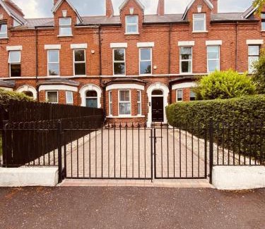 Ormeau House | 4BR Spacious Home- 5 Mins to City- Free Secure Parking