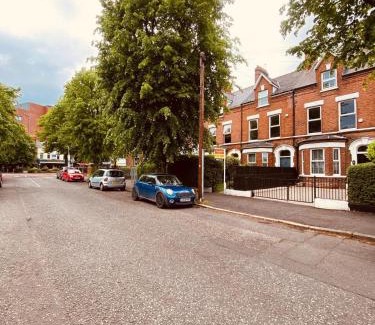 Ormeau House | 4BR Spacious Home- 5 Mins to City- Free Secure Parking