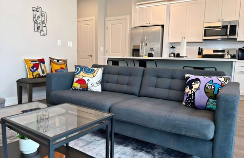 Warrenville Apartment | 4BR Townhouse w/Lake View & Parking | Sleeps 10