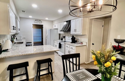 Universal City House | 4BR Universal City Relocation Housing W/D WiFi