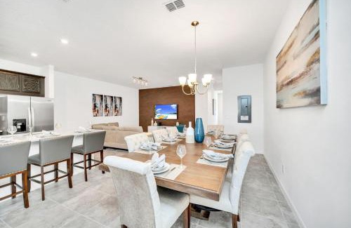 Four Corners House | 4BR Villa Home with Private Pool near Disney