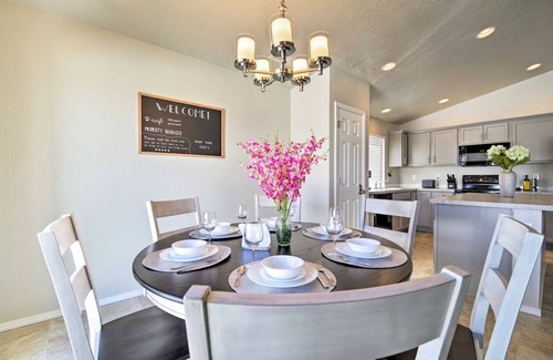 Caldwell House | 4BR w/Garage Parking | Fast WiFi & Playroom
