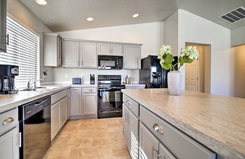 Caldwell House | 4BR w/Garage Parking | Fast WiFi & Playroom