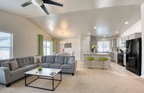 Caldwell House | 4BR w/Garage Parking | Fast WiFi & Playroom