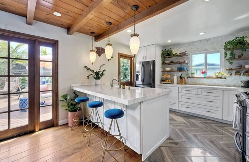 Loma Alta House | 4BR w/Saltwater Pool + Lanai and Bar | 2 Mi to Beach