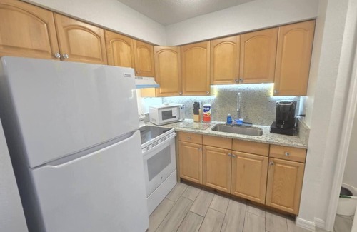 Bearss Plaza House | 4k TV's, Soft Mattress, Remodeled, Moffitt, USF