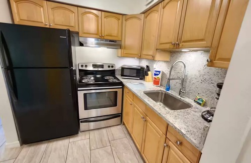 Bearss Plaza House | 4k TV's, Soft Mattress, Remodeled, Moffitt, USF