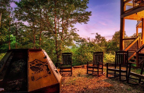 Pittman Center Cabin | 4Suites| SeptDeal | View | HotTub | FirePit | GmRm