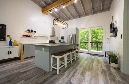 Broken Bow Cabin | 4TH NIGHT FREE - 2022 Modern Farmhouse Cabin heavily wooded on Serenity Creek