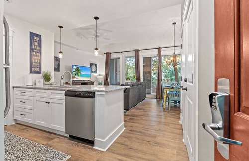 Baytowne Wharf Condo | 4th Nt FREE! Stay 11/29 -12/28! 1BR Baytowne, Trop Pool, Hot Tub, Tram, Patio