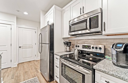 Baytowne Wharf Condo | 4th Nt FREE! Stay 11/29 -12/28! 1BR Baytowne, Trop Pool, Hot Tub, Tram, Patio