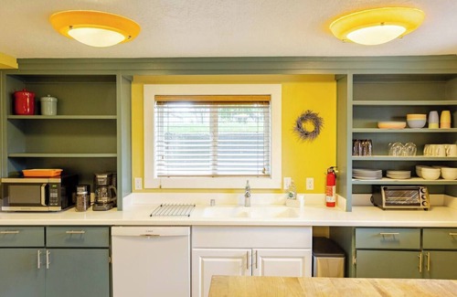 Riverfront Apartment | 4th St. Hideaway : 2BD, Blocks to River & Downtown