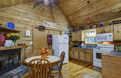 Gatlinburg - Pigeon Forge House | 4WD/AWD Adventure For 2 - Private Setting Near Great Smoky Mtns National Park