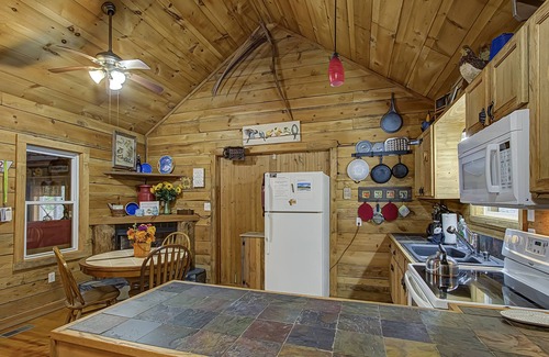 Gatlinburg - Pigeon Forge House | 4WD/AWD Adventure For 2 - Private Setting Near Great Smoky Mtns National Park