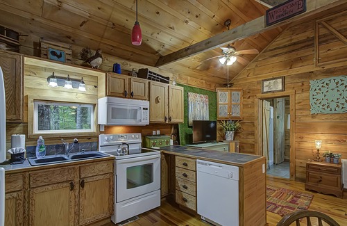 Gatlinburg - Pigeon Forge House | 4WD/AWD Adventure For 2 - Private Setting Near Great Smoky Mtns National Park