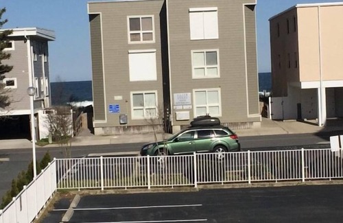 North Ocean City Condo | 5 ⭐️ 1BR-Den N.OC Condo, Ocean Blk, Balcony, Parking, Bike Week Special 9.10-9.14